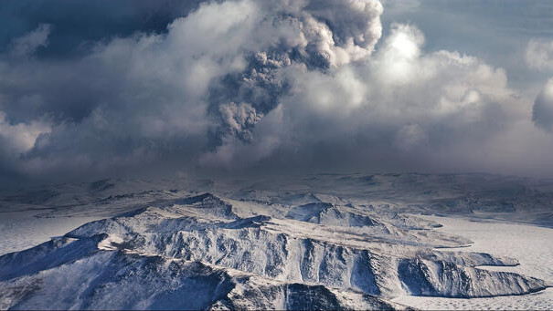 Illustration d'une éruption volcanique pendant la période glaciaire